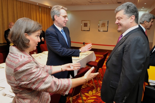 US officials Assistant Secretary Nuland and Ambassador to Ukraine Pyatt greet Poroshenko in Warsaw on 4 June 2014