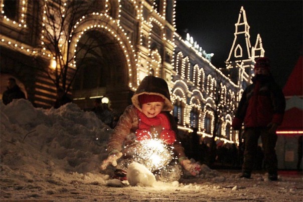 A child plays with sparklers during New Year's celebrations at Red Square in Moscow January 1, 2008. REUTERS/Tatyana Makeyeva (RUSSIA)