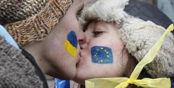 Kiev ukro-nazi kissing EU